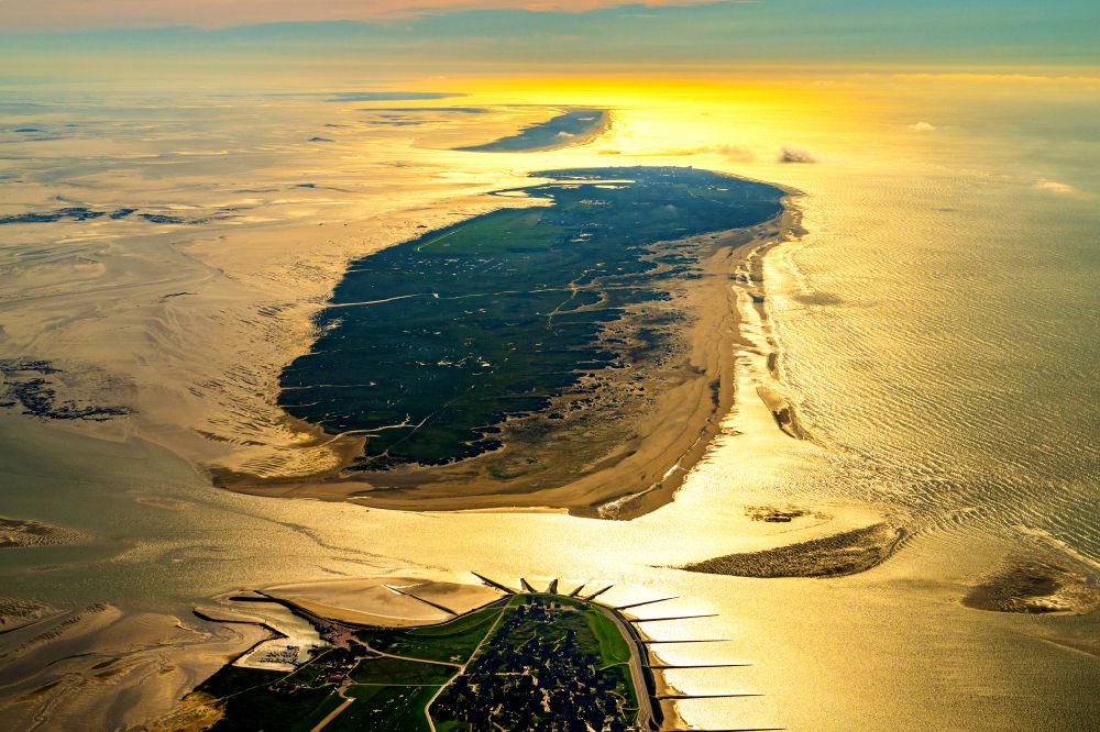 Luftaufnahme Norderney - Küstenbereich der der Nordsee - Insel Norderney im Sonnenuntergang im Bundesland Niedersachsen, Deutschland