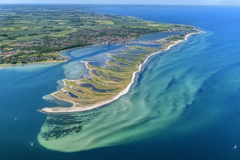 Heiligenhafen aus der Vogelperspektive: Küstenbereich der Halb- Insel Graswarder - Heilgenhafen in Großenbrode im Bundesland Schleswig-Holstein