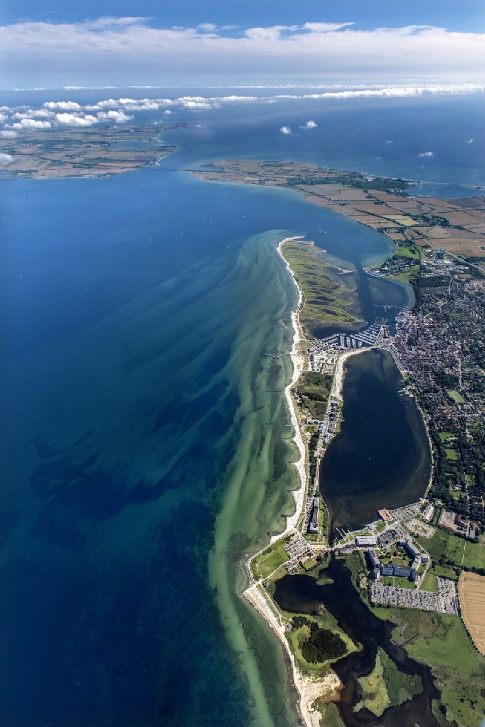 Luftaufnahme Heiligenhafen - Küstenbereich der Halb- Insel Graswarder - Heilgenhafen in Großenbrode im Bundesland Schleswig-Holstein