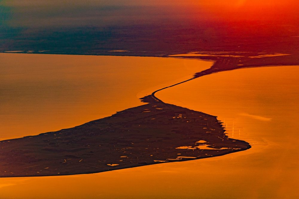 Luftbild Sylt - Küstenbereich mit dem Hindenburgdamm - Insel in Sylt im Sonnenaufgang im Bundesland Schleswig-Holstein, Deutschland