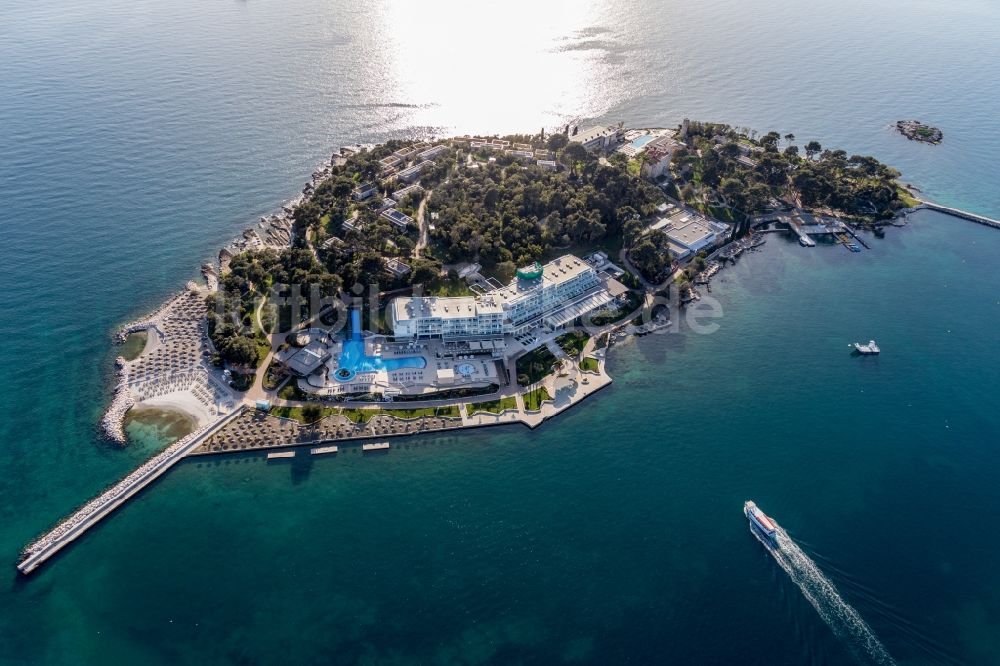 Porec von oben - Küstenbereich der Isabella - Insel mit Hotelanlage von Valamar Collection Isabella Island Resort in Porec in Gespanschaft Istrien, Kroatien
