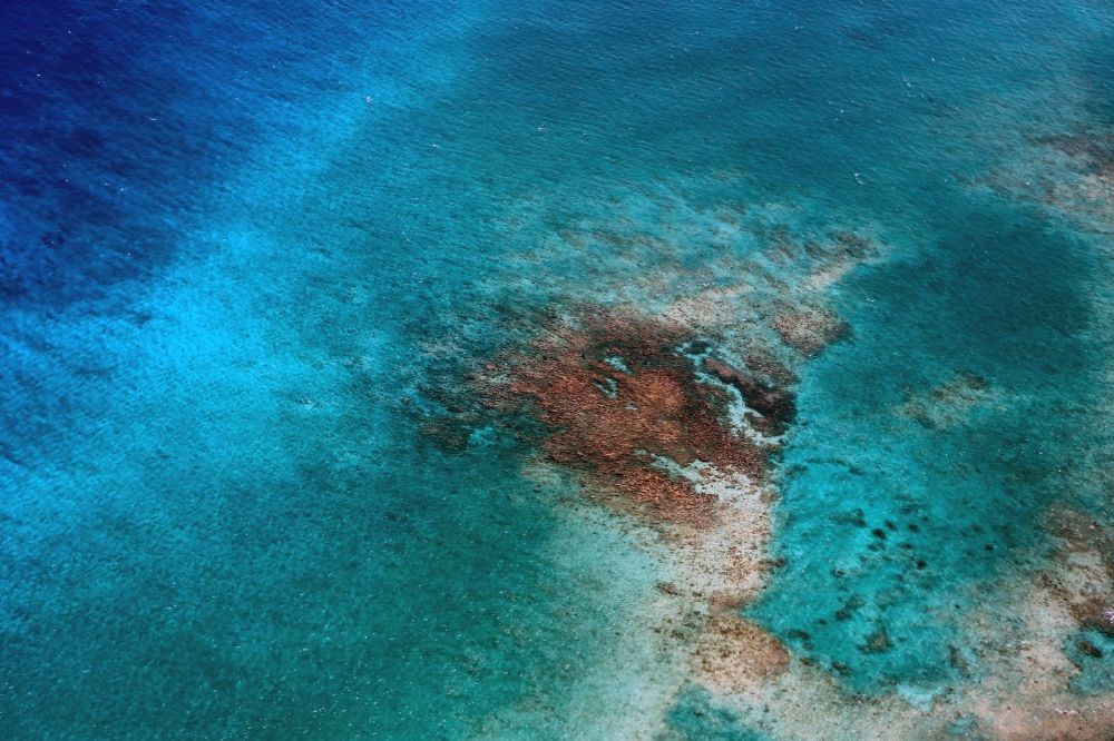 Luftbild Cave Cay - Küstenbereich der karibischen Südsee - Inseln in Cave Cay Island, Bahamas