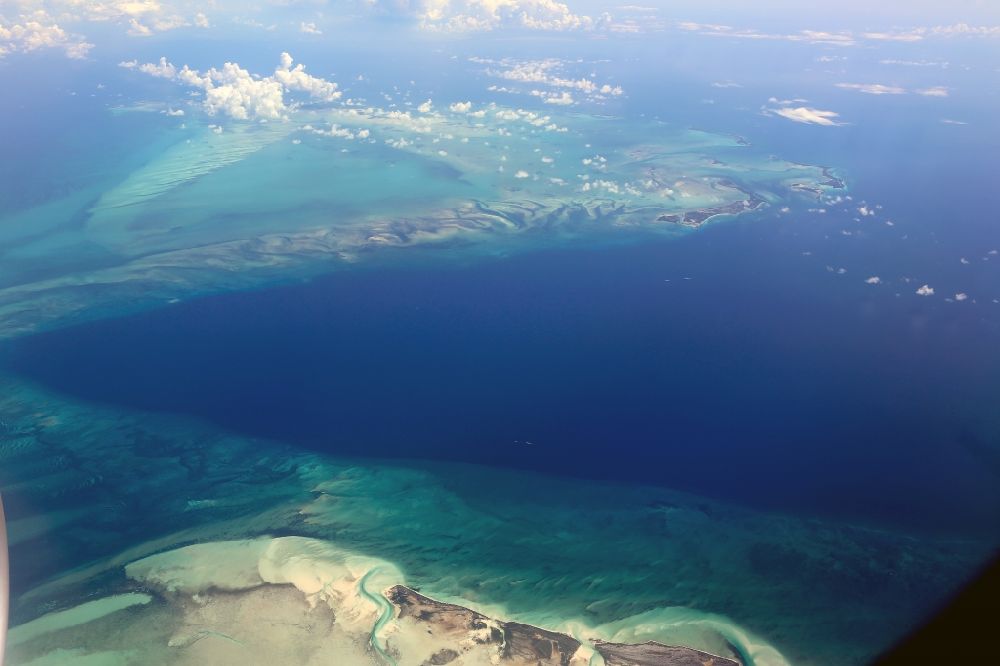 Luftaufnahme Karibische Inseln - Küstenbereich der karibischen Südsee - Inseln in in Ragged Island, Bahamas