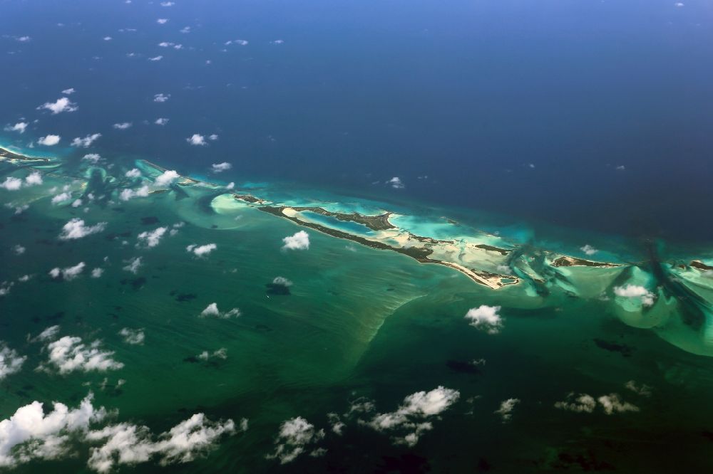 Karibische Inseln von oben - Küstenbereich der karibischen Südsee - Inseln in in Ragged Island, Bahamas