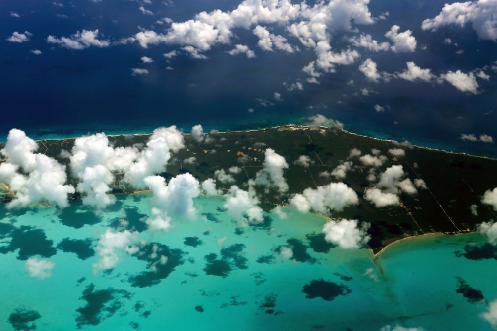 Luftaufnahme Karibische Inseln - Küstenbereich der karibischen Südsee - Inseln in in Ragged Island, Bahamas
