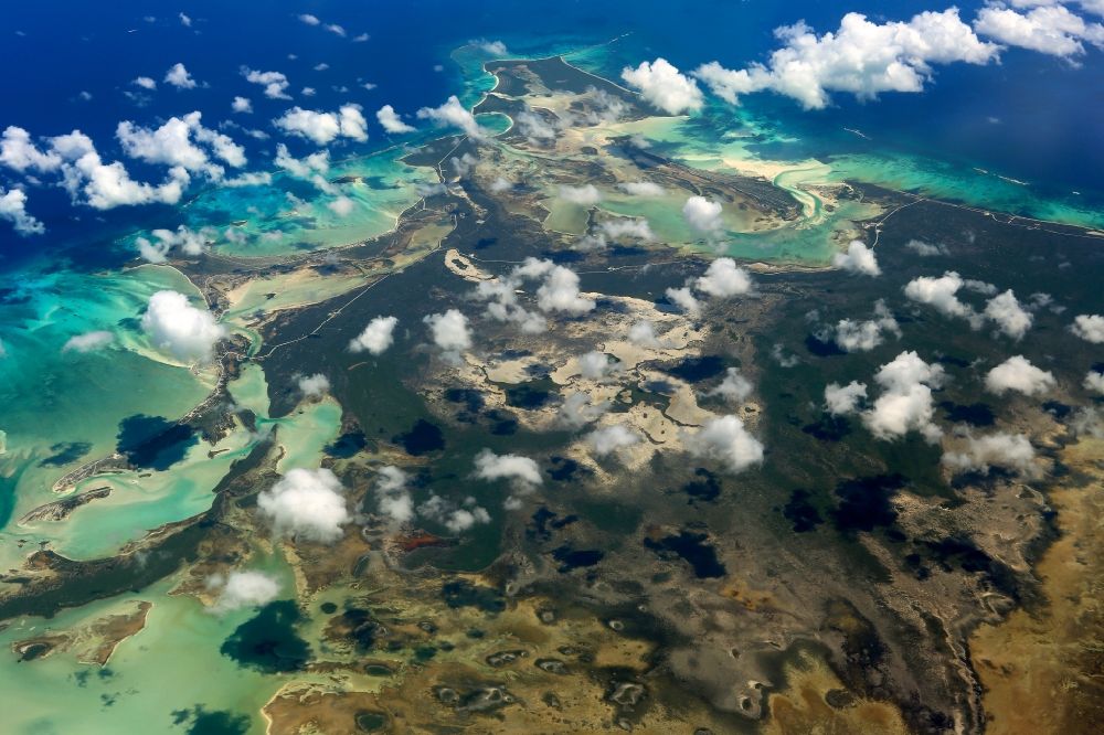 Karibische Inseln aus der Vogelperspektive: Küstenbereich der karibischen Südsee - Inseln in in Ragged Island, Bahamas