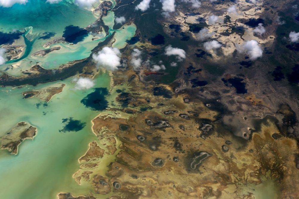 Luftbild Karibische Inseln - Küstenbereich der karibischen Südsee - Inseln in in Ragged Island, Bahamas
