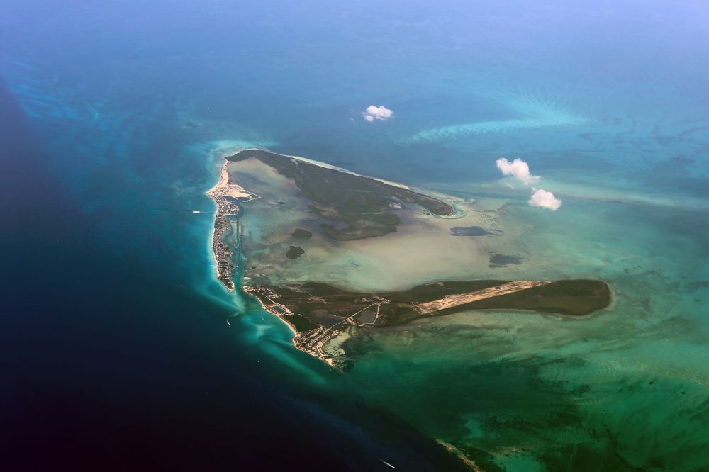 Karibische Inseln aus der Vogelperspektive: Küstenbereich der karibischen Südsee - Inseln in in Ragged Island, Bahamas