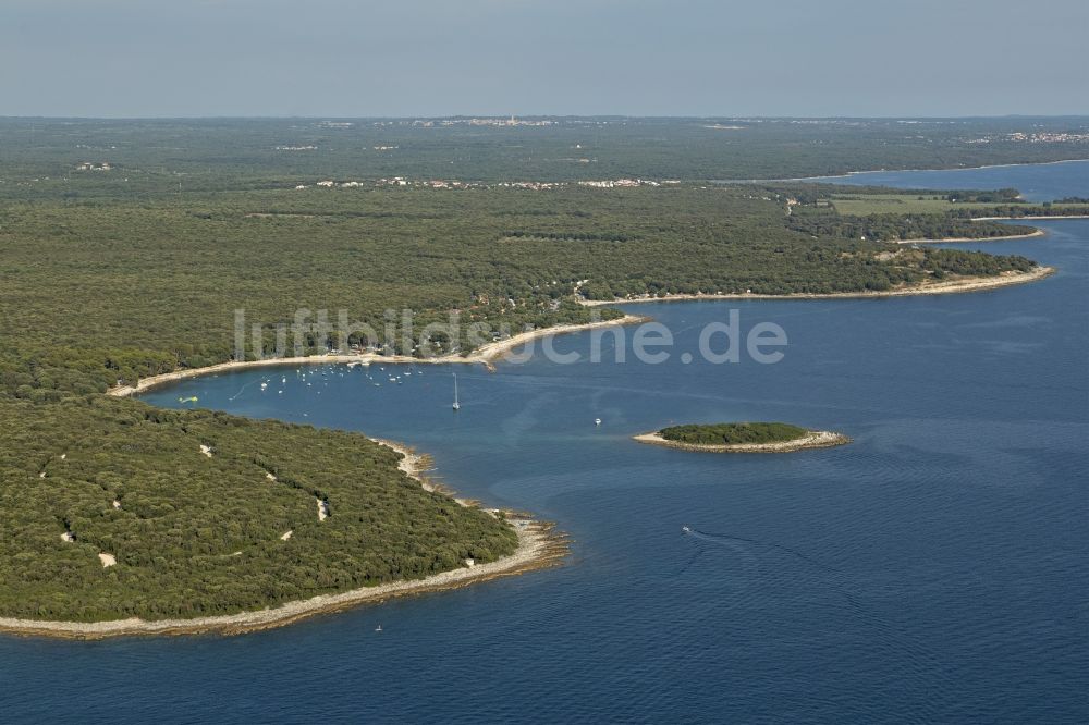 Bale aus der Vogelperspektive: Küstenbereich Kolona - Insel in Bale in Istirien - Istarska zupanija, Kroatien
