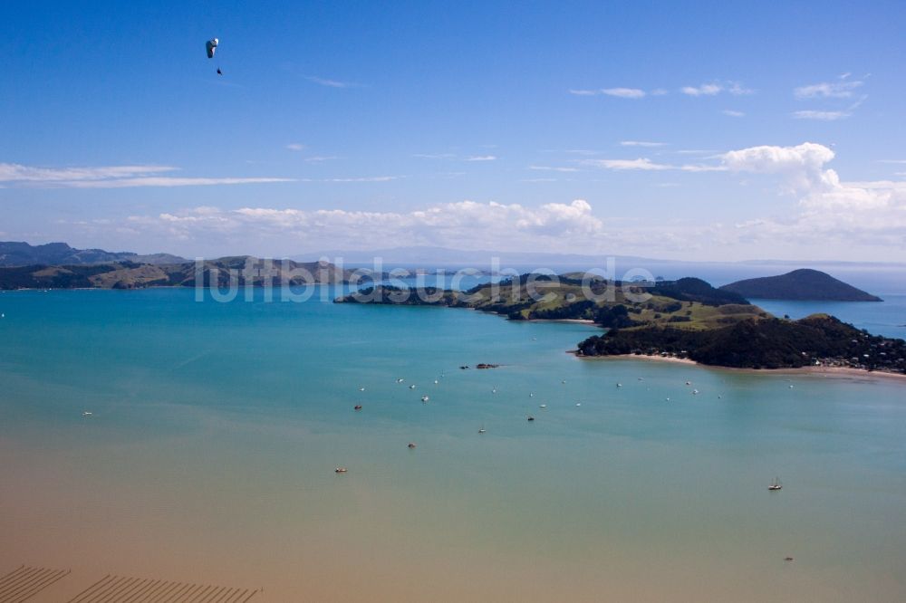 Wyuna Bay aus der Vogelperspektive: Küstenbereich der Mcgregor Bay - Insel in Wyuna Bay in Waikato, Neuseeland