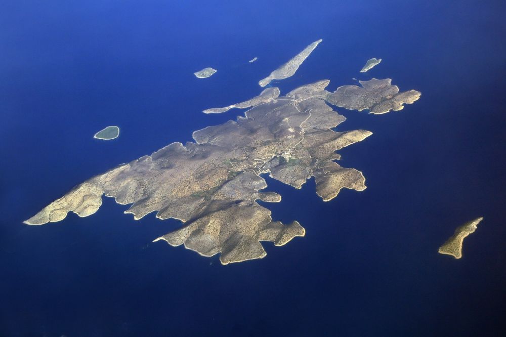 Agathonisi von oben - Küstenbereich der Mittelmeer - Insel Agathonisi in der Ägäis, Griechenland