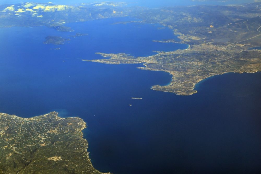 Luftaufnahme Karfas - Küstenbereich der Mittelmeer - Insel Chios in der Nördlichen Ägäis, Griechenland, im Mittelmeer (links unten) und der Türkischen Küste bei Cesme und Alacati