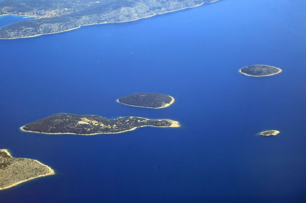Luftbild Zlarin - Küstenbereich und Mittelmeer - Insel Otok Obanjan im Adriatischen Meer in Zlarin in Sibensko-kninska zupanija, Kroatien