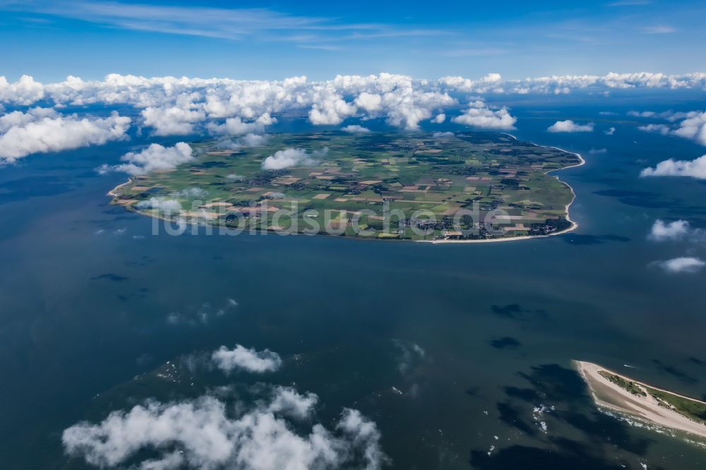 Utersum aus der Vogelperspektive: Küstenbereich der nordfriesischen Nordsee- Insel Föhr im Bundesland Schleswig-Holstein, Deutschland