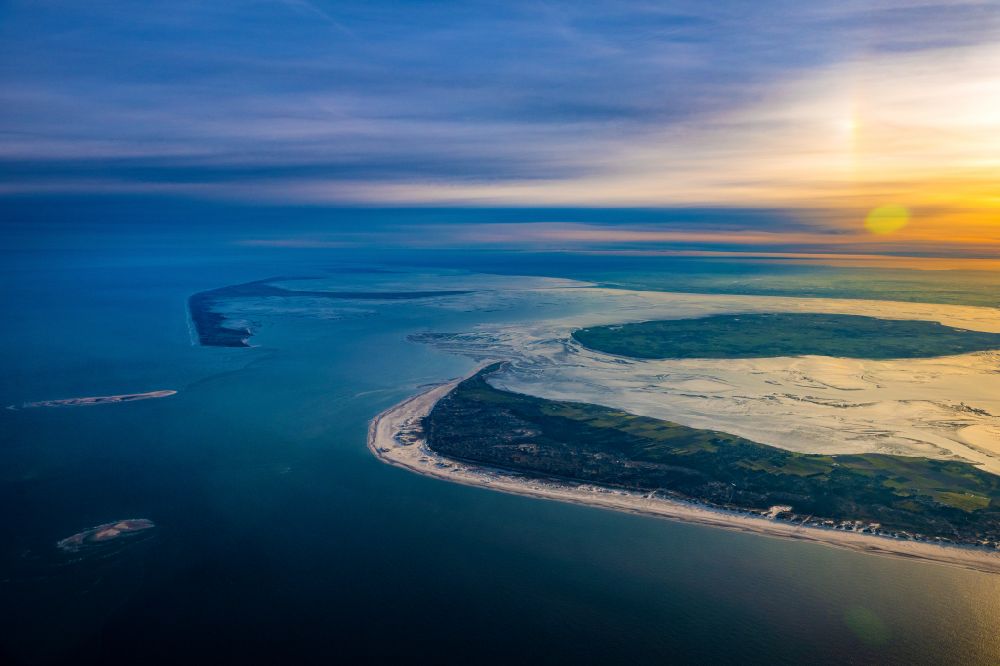 Luftbild Amrum - Küstenbereich der nordfriesischen Nordseeinsel im Sonnenaufgang Amrum Sylt und Föhr im Bundesland Schleswig-Holstein, Deutschland