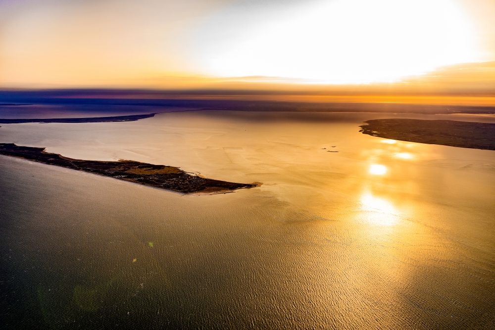 Luftbild Sylt - Küstenbereich der nordfriesischen Nordseeinsel Sylt im Sonnenaufgang im Bundesland Schleswig-Holstein, Deutschland