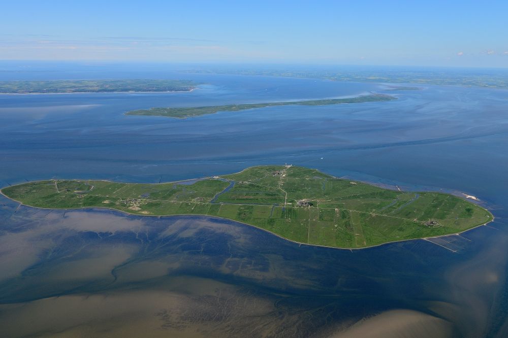 Hooge aus der Vogelperspektive: Küstenbereich der Nordsee- Hallig - Insel in Hooge im Bundesland Schleswig-Holstein