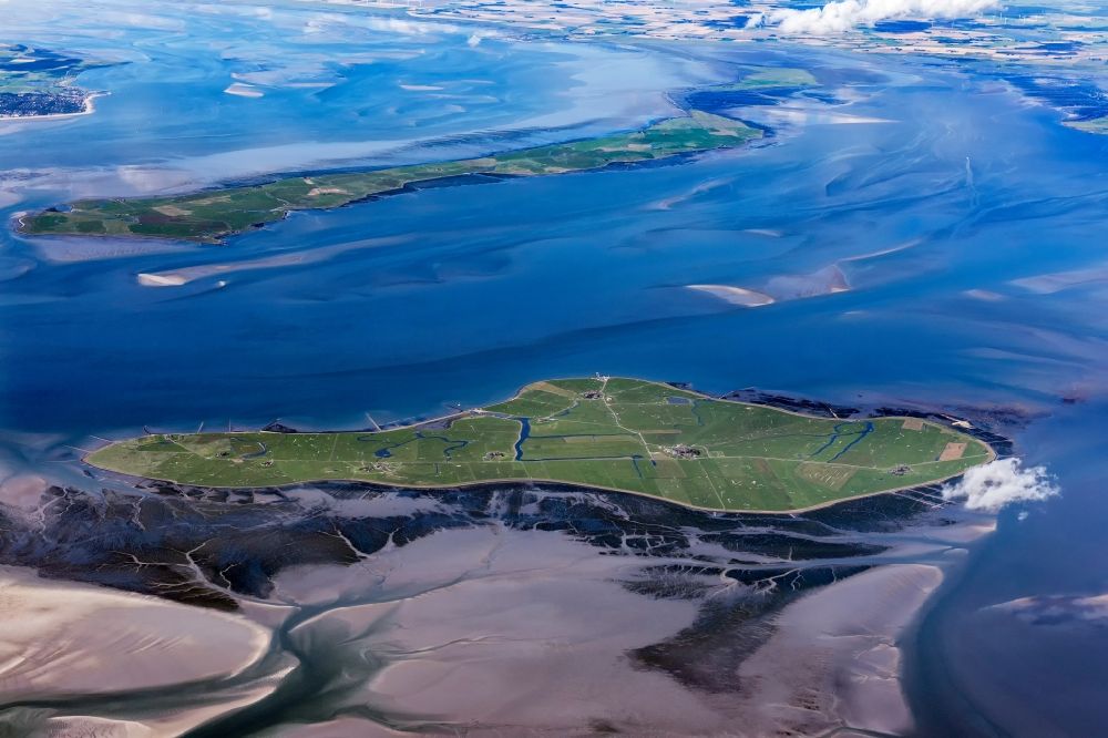 Luftaufnahme Hooge - Küstenbereich der Nordsee- Hallig - Insel in Hooge im Bundesland Schleswig-Holstein