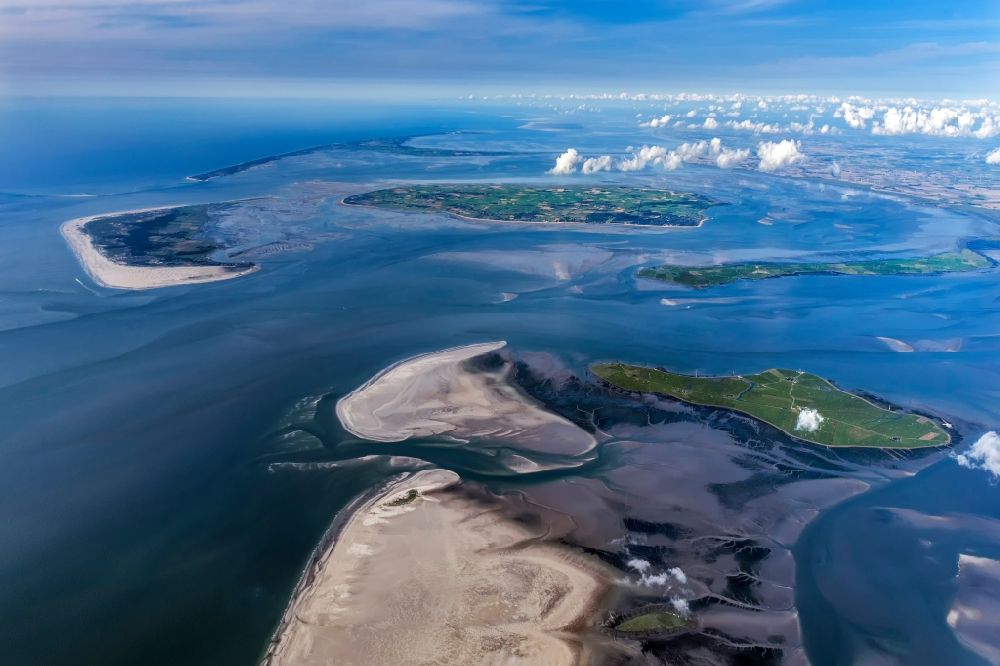 Hooge aus der Vogelperspektive: Küstenbereich der Nordsee- Hallig - Insel in Hooge im Bundesland Schleswig-Holstein
