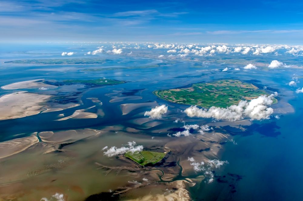 Luftbild Hooge - Küstenbereich der Nordsee- Hallig - Insel in Hooge im Bundesland Schleswig-Holstein