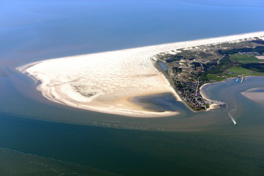 Luftaufnahme Wittdün auf Amrum - Küstenbereich der Nordsee - Insel Amrum im Bundesland Schleswig-Holstein