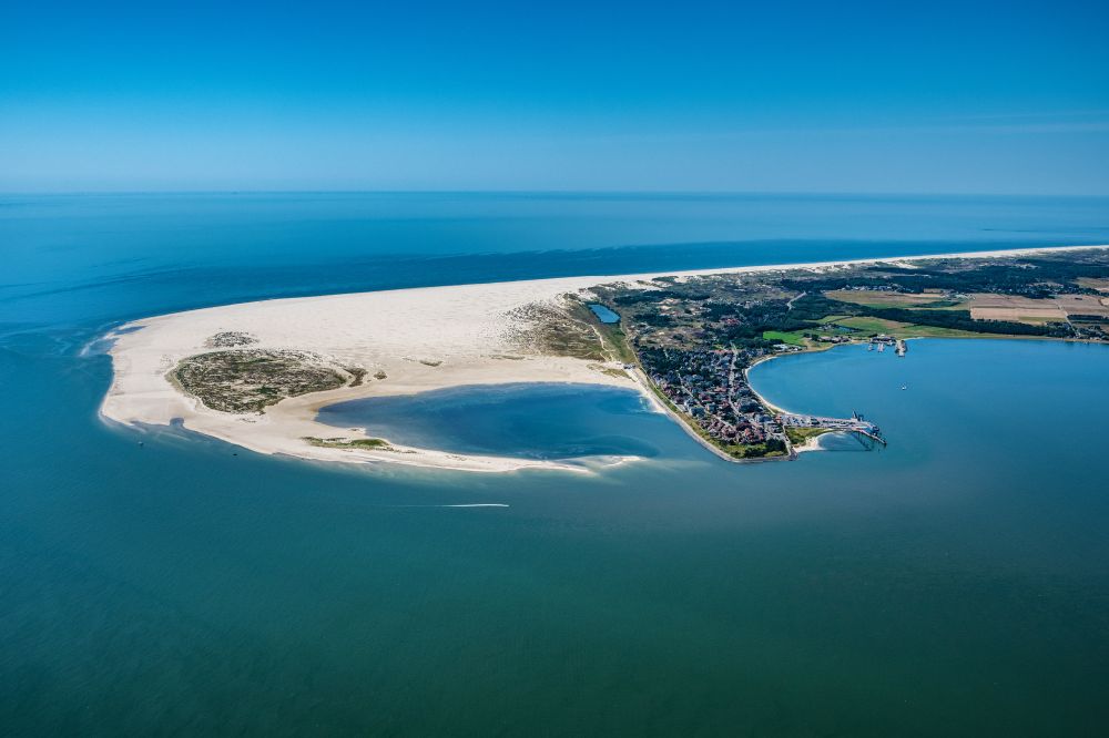 Wittdün auf Amrum aus der Vogelperspektive: Küstenbereich der Nordsee - Insel Amrum im Bundesland Schleswig-Holstein
