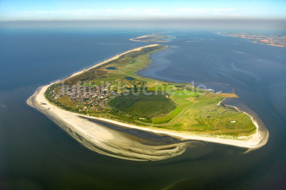Baltrum aus der Vogelperspektive: Küstenbereich Nordsee - Insel in Baltrum im Bundesland Niedersachsen, Deutschland
