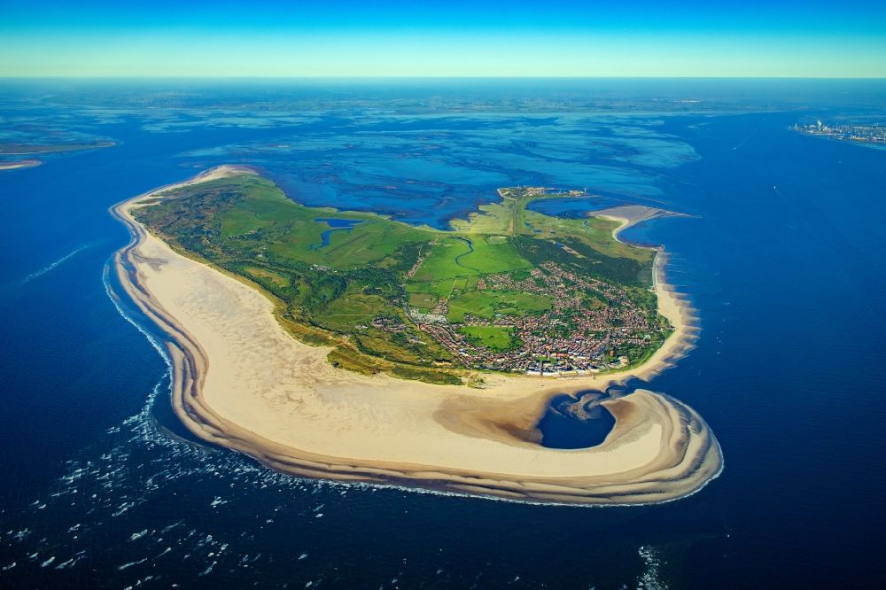 Luftaufnahme Borkum - Küstenbereich Nordsee - Insel Borkum in Ostfriesland im Bundesland Niedersachsen, Deutschland