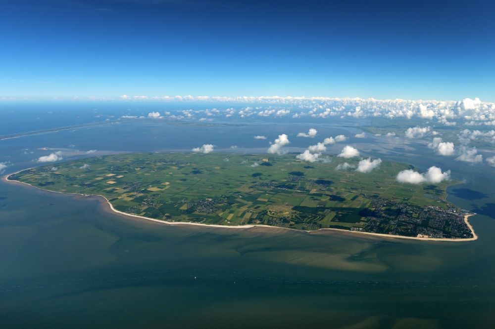 Nieblum aus der Vogelperspektive: Küstenbereich der Nordsee - Insel Föhr in Nieblum im Bundesland Schleswig-Holstein
