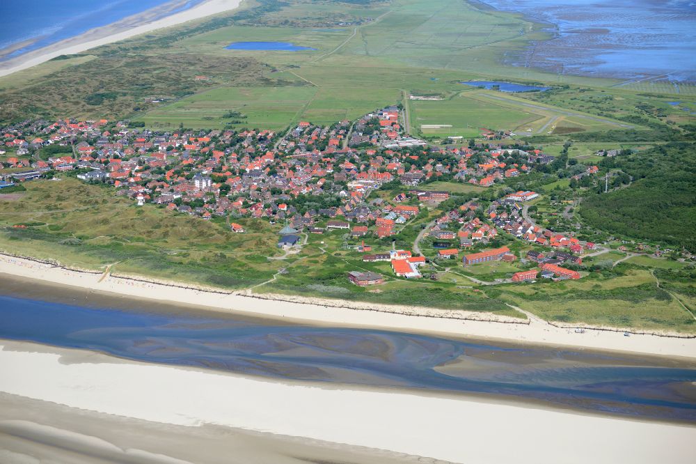 Langeoog von oben - Küstenbereich der Nordsee - Insel - Insel in Langeoog im Bundesland Niedersachsen, Deutschland