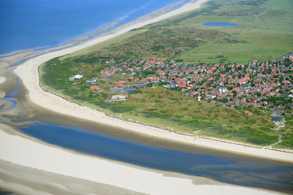 Langeoog aus der Vogelperspektive: Küstenbereich der Nordsee - Insel - Insel in Langeoog im Bundesland Niedersachsen, Deutschland