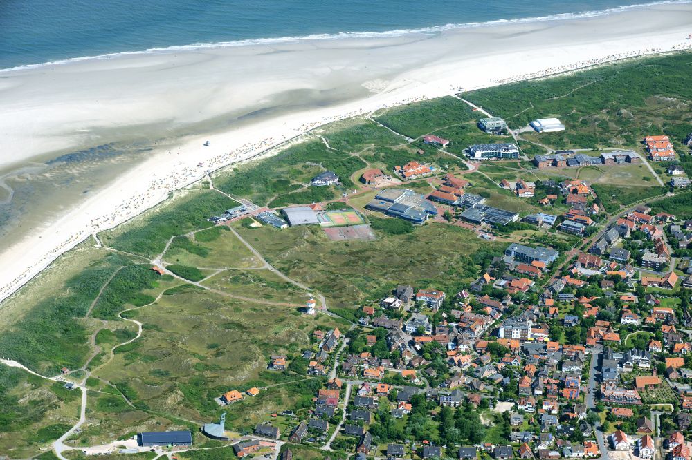 Langeoog aus der Vogelperspektive: Küstenbereich der Nordsee - Insel - Insel in Langeoog im Bundesland Niedersachsen, Deutschland
