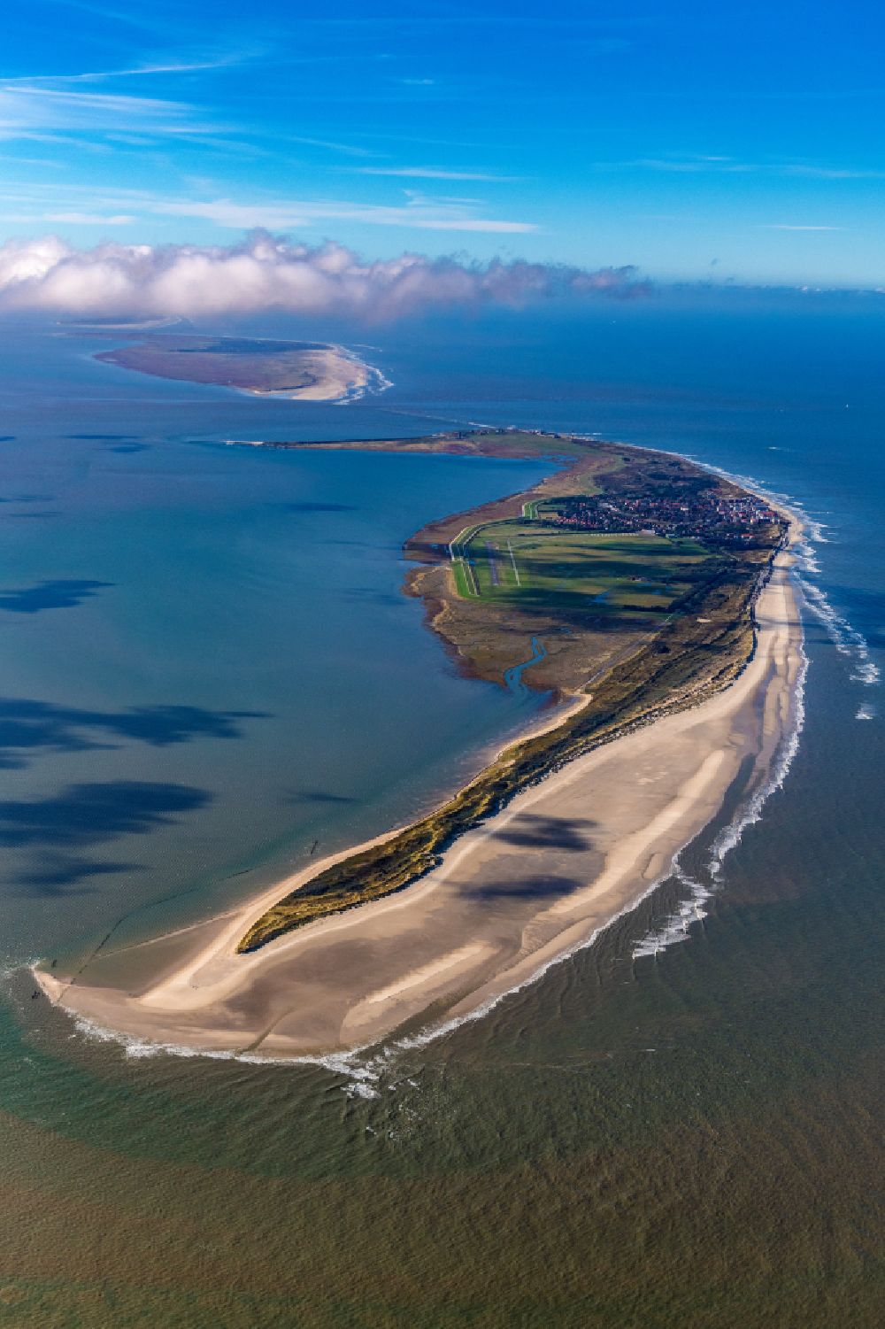 Wangerooge aus der Vogelperspektive: Küstenbereich der Nordsee - Insel - Insel in Wangerooge im Bundesland Niedersachsen, Deutschland