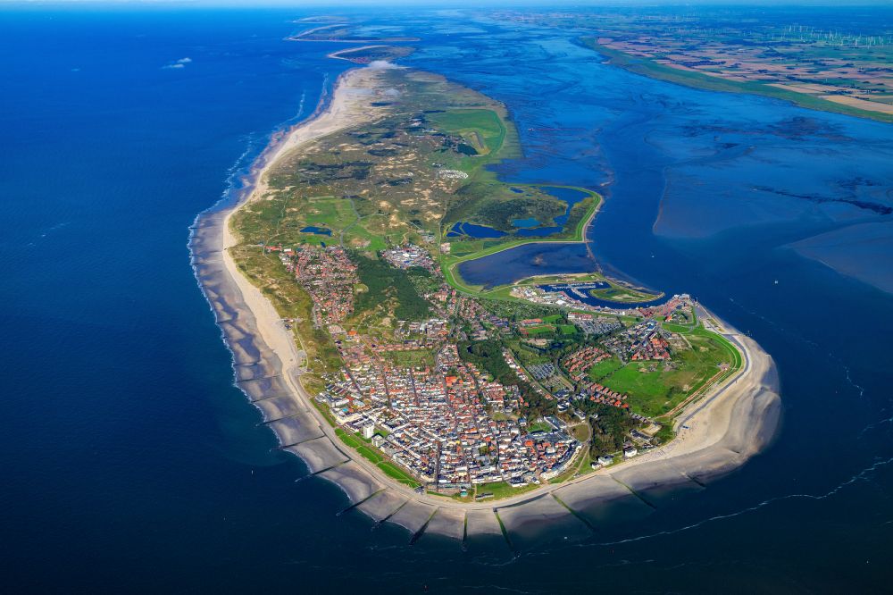 Norderney aus der Vogelperspektive: Küstenbereich der Nordsee - Insel in Norderney im Bundesland Niedersachsen, Deutschland