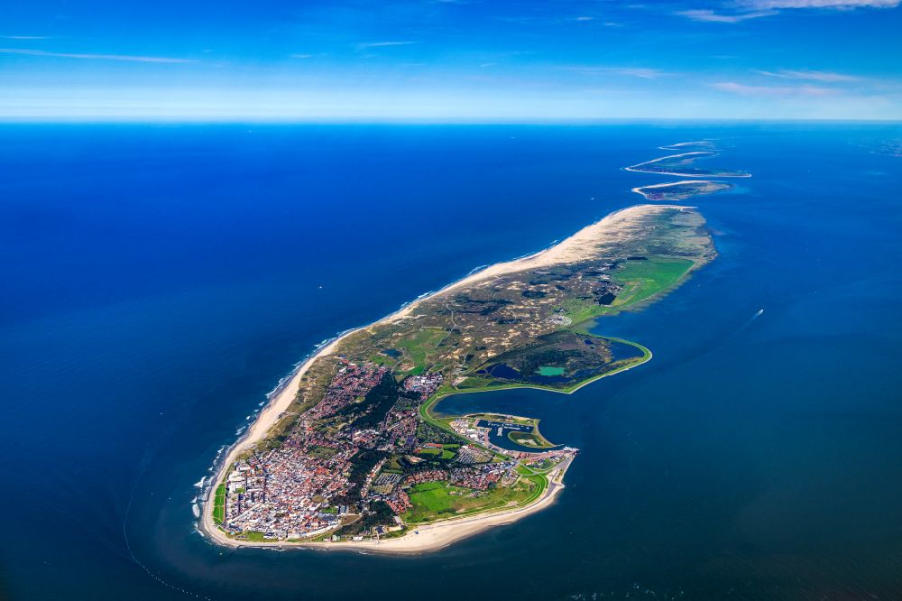 Norderney von oben - Küstenbereich der Nordsee - Insel in Norderney im Bundesland Niedersachsen, Deutschland