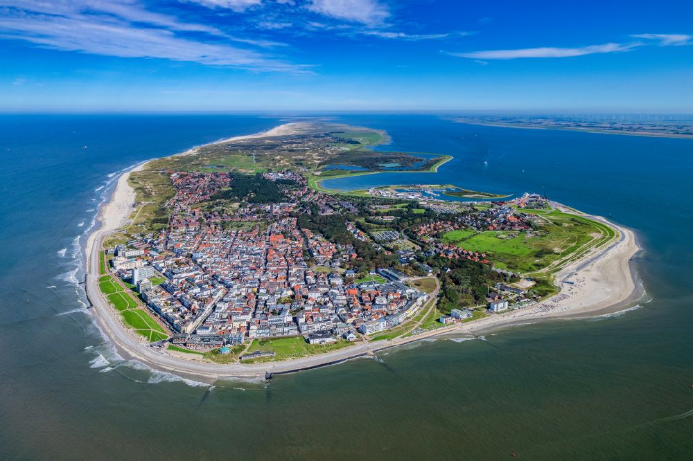 Norderney aus der Vogelperspektive: Küstenbereich der Nordsee - Insel in Norderney im Bundesland Niedersachsen, Deutschland