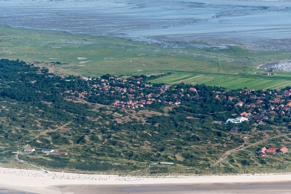 Spiekeroog aus der Vogelperspektive: Küstenbereich der Nordsee - Insel in Spiekeroog im Bundesland Niedersachsen