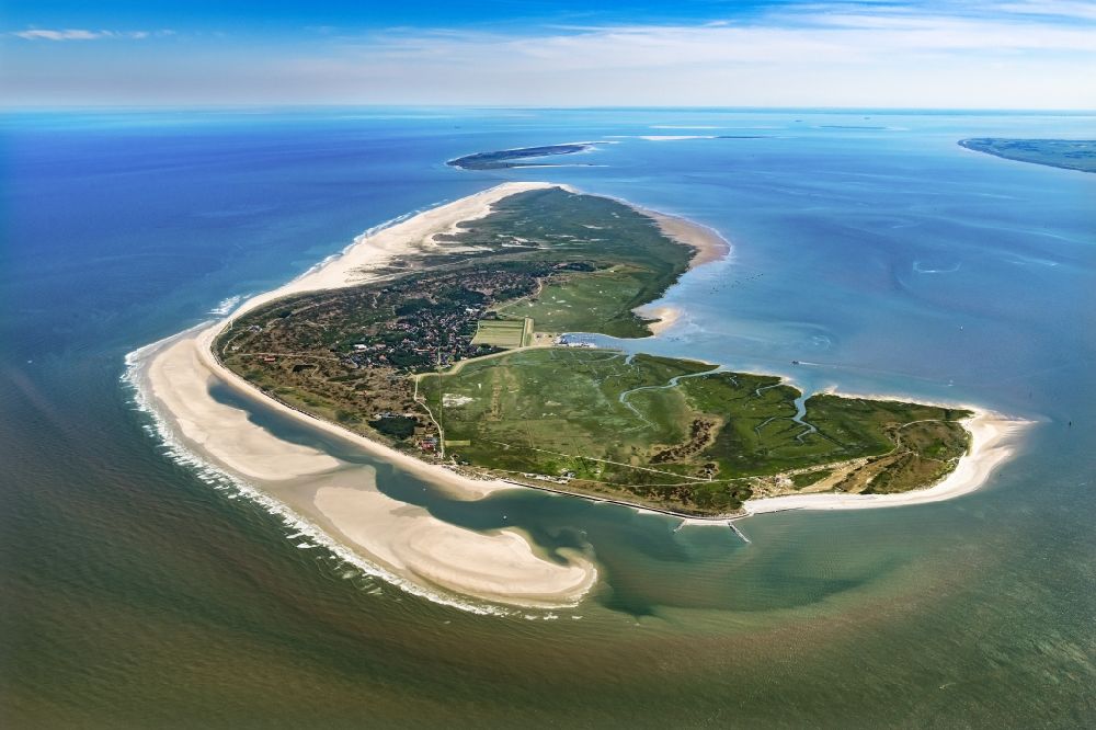 Spiekeroog aus der Vogelperspektive: Küstenbereich der Nordsee - Insel in Spiekeroog im Bundesland Niedersachsen