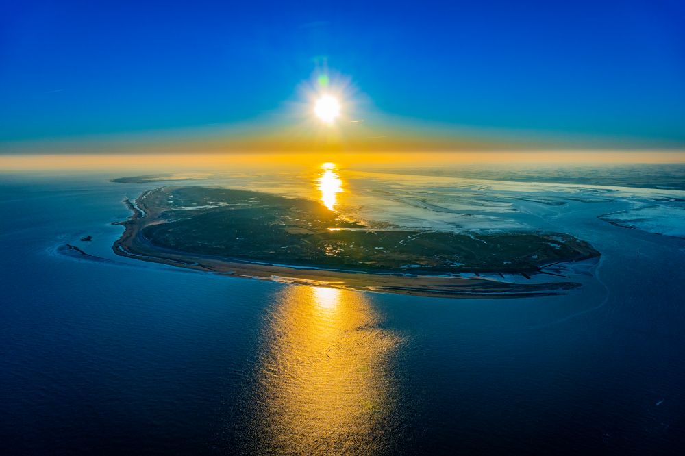 Spiekeroog aus der Vogelperspektive: Küstenbereich der Nordsee - Insel in Spiekeroog im Sonnenuntergang im Bundesland Niedersachsen
