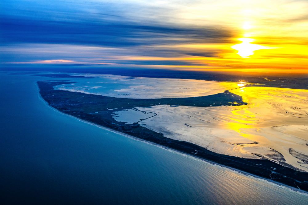 Luftaufnahme Sylt - Küstenbereich Nordsee Insel Sylt im Sonnenaufgang im Bundesland Schleswig-Holstein, Deutschland