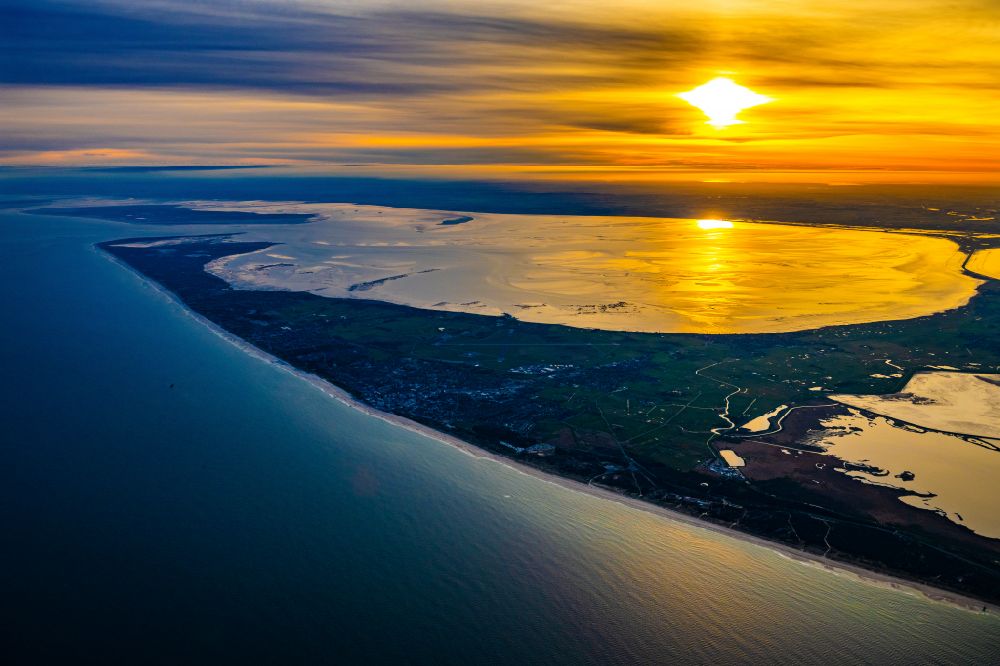 Luftbild Sylt - Küstenbereich Nordsee Insel Sylt im Sonnenaufgang im Bundesland Schleswig-Holstein, Deutschland