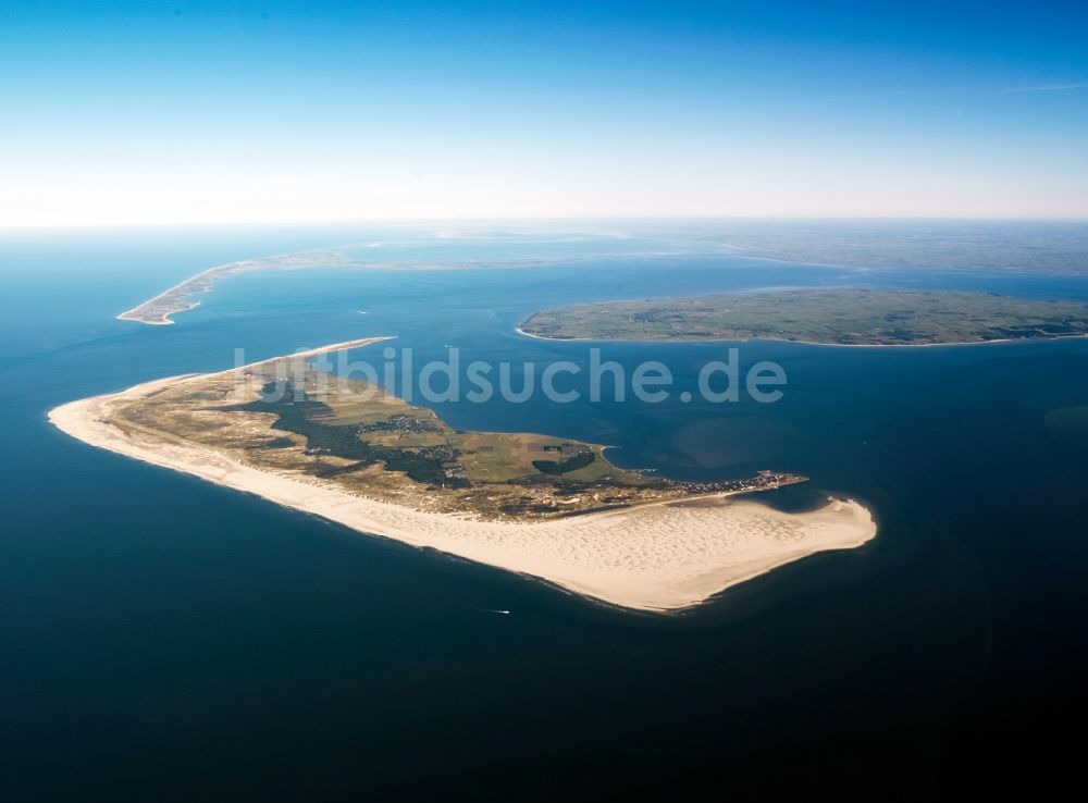 Luftaufnahme Wittdün auf Amrum - Küstenbereich Nordsee - Insel in Wittdün auf Amrum im Bundesland Schleswig-Holstein, Deutschland