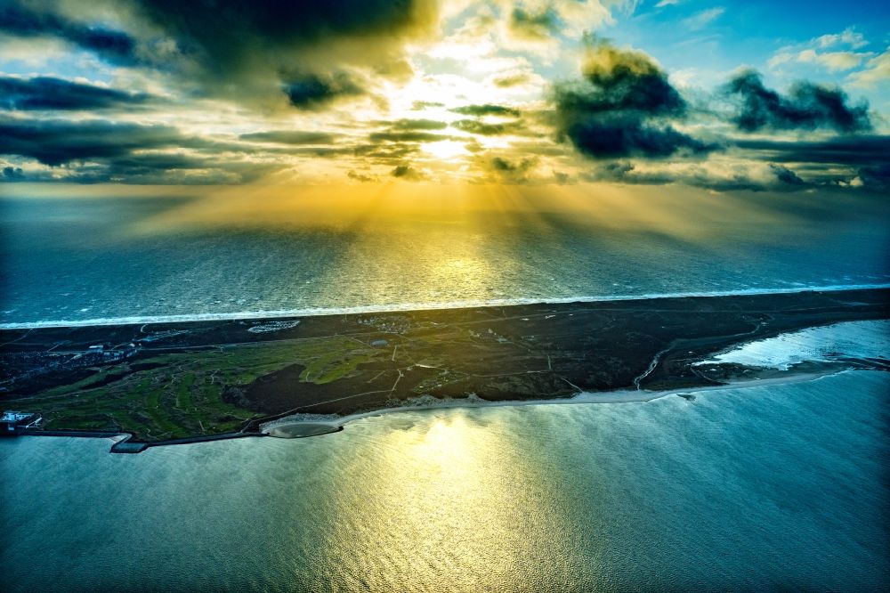 Luftbild Hörnum (Sylt) - Küstenbereich der Nordseeinsel Sylt am Golfplatz Budersand in Hörnum auf Sylt im Sonnenuntergang im Bundesland Schleswig-Holstein