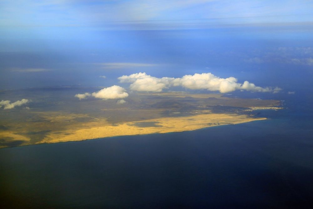 Corralejo von oben - Küstenbereich der Nordspitze von Fuerteventura bei Corralejo in Canarias, Spanien