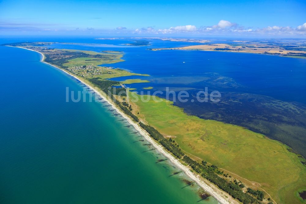 Luftaufnahme Insel Hiddensee - Küstenbereich der Ostsee - Insel Hiddensee im Bundesland Mecklenburg-Vorpommern, Deutschland