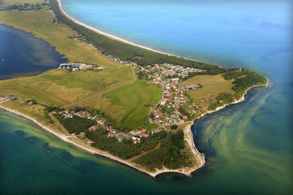 Luftaufnahme Thiessow - Küstenbereich der Ostsee - Insel Rügen im Ortsteil Mönchgut in Thiessow im Bundesland Mecklenburg-Vorpommern