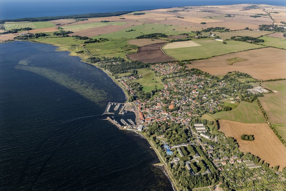 Luftbild Wiek - Küstenbereich der Ostsee - Insel Rügen Wiek liegt auf der Halbinsel Wittow, im Norden der Insel Rügen im Bundesland Mecklenburg-Vorpommern