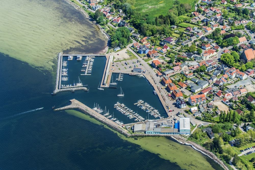 Wiek aus der Vogelperspektive: Küstenbereich der Ostsee - Insel Rügen Wiek liegt auf der Halbinsel Wittow, im Norden der Insel Rügen im Bundesland Mecklenburg-Vorpommern