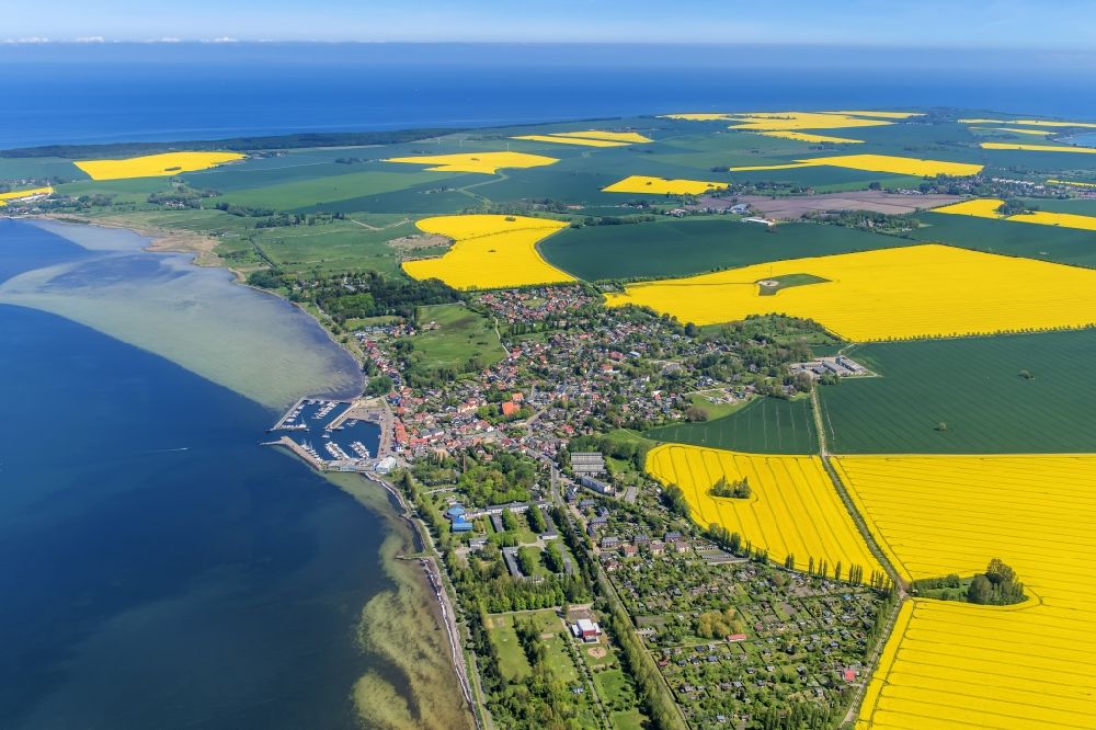 Luftaufnahme Wiek - Küstenbereich der Ostsee - Insel Rügen Wiek liegt auf der Halbinsel Wittow, im Norden der Insel Rügen im Bundesland Mecklenburg-Vorpommern