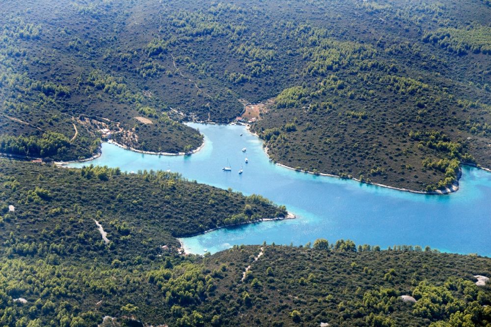 Zavala aus der Vogelperspektive: Küstenbereich der Otoc Scedro - Insel in Zavala in Kroatien
